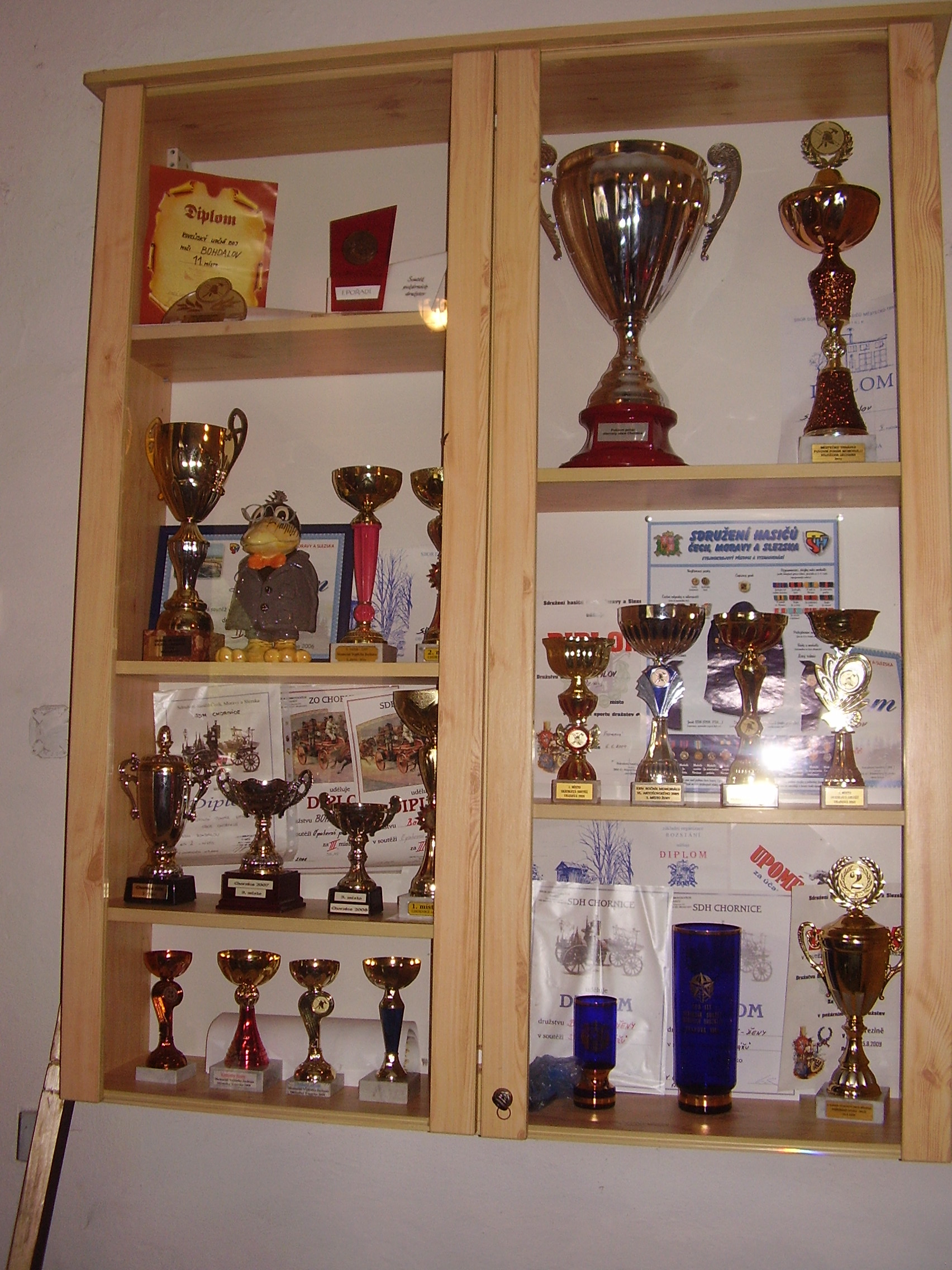 Poháry příbývají